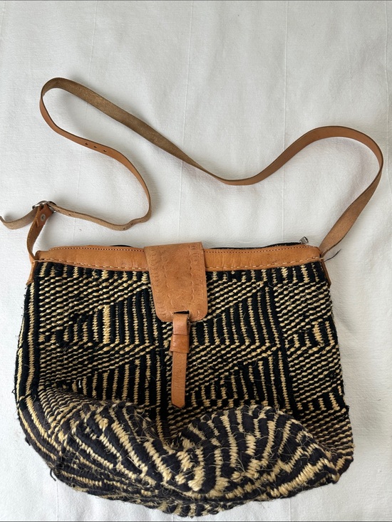 Handbags - Handwoven Kenyan kiondo Black & Natural Crossbody Bag